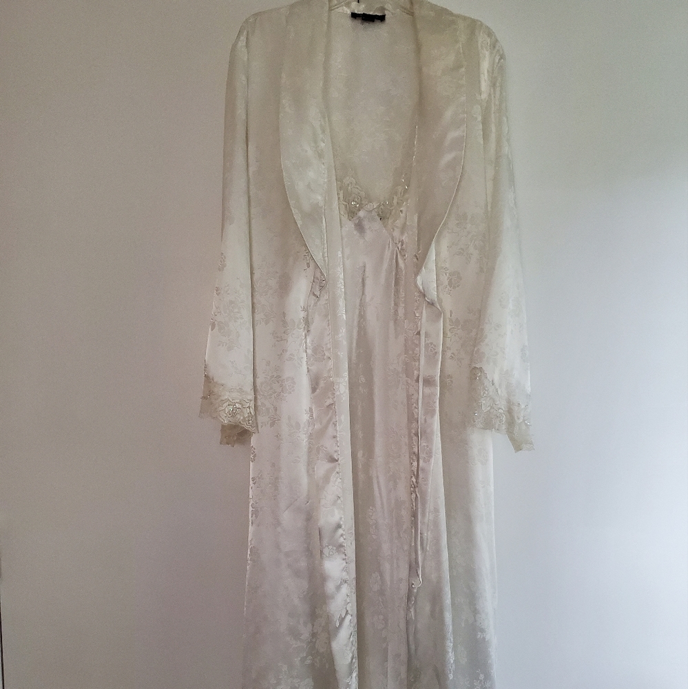 Jones NY robe and nightgown set